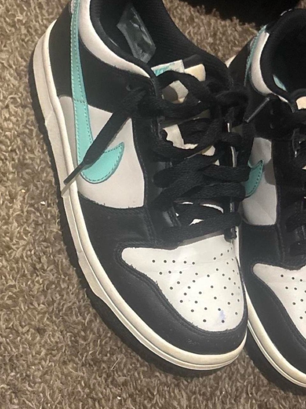Nike Womenโs Black, White & Teal Low-Top Sneakers